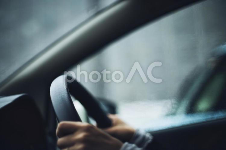車の運転をする女性の手元 運転,人物,運転席の写真素材
