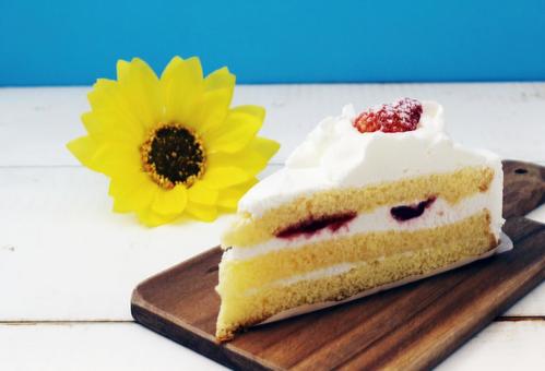 苺ケーキとひまわりの朝 ケーキ,苺,ひまわりの写真素材