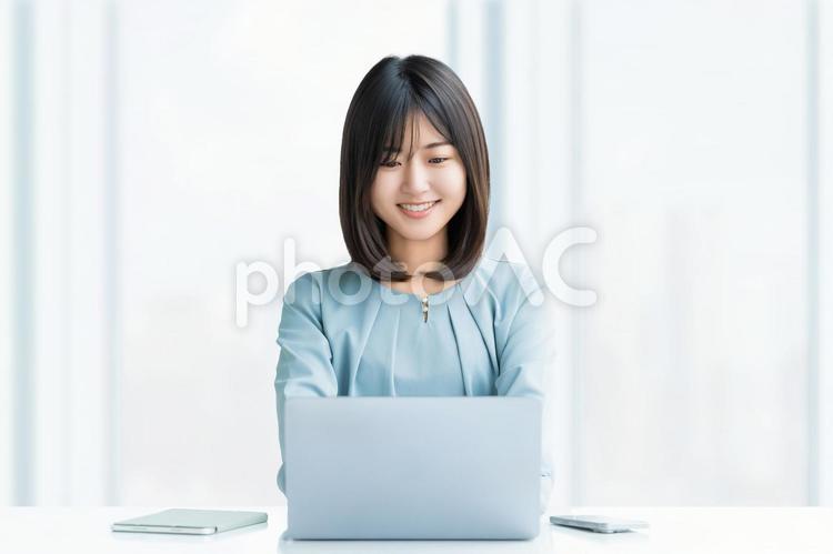 パソコンを使う女性・ビジネスウーマン 女性,パソコン,笑顔の写真素材