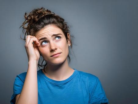 困惑した表情の女性:解決策を探す姿 困惑した表情の女性:解決策を探す姿の写真