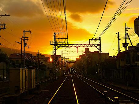 真っ赤に照らされる線路 線路,太陽,踏み切りの写真素材