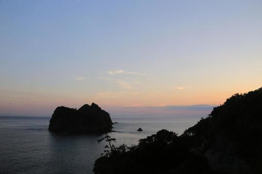 西伊豆町の温泉街から見た綺麗な夕陽 西伊豆町の温泉街から見た綺麗な夕陽 景色,素晴らしい,コピースペースの写真素材