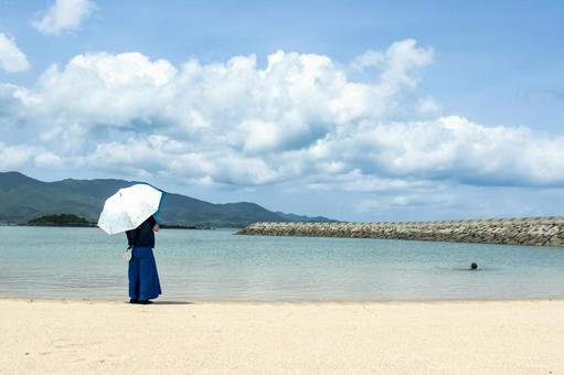 <素材>夏の海で子供が遊ぶ姿を見守る母 <素材>夏の海で子供が遊ぶ姿を見守る母 子供,男性,人物の写真素材