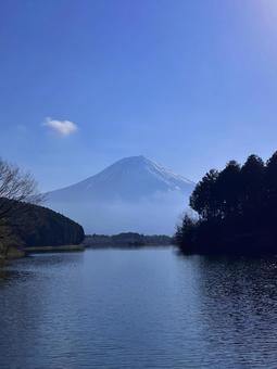 湖に浮かぶ富士山 湖に浮かぶ富士山の写真