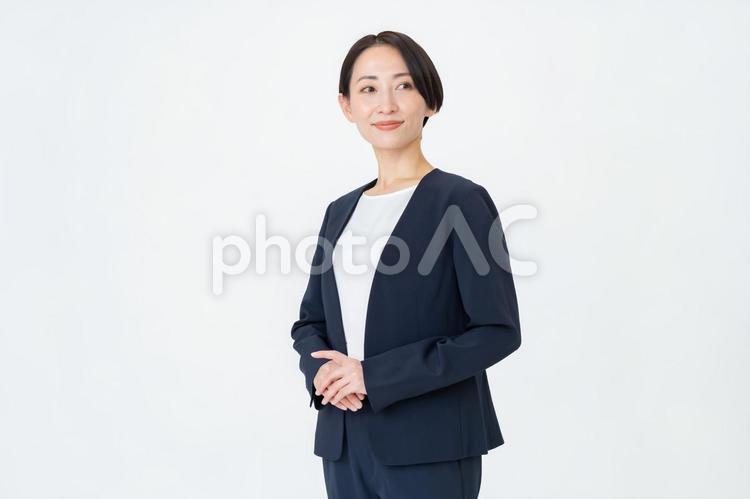 スーツを着たショートヘアーの女性 ビジネス,社長,日本人の写真素材