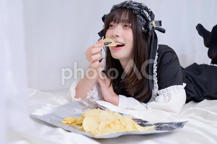 寝転んでお菓子を食べる地雷系女子 地雷系,地雷系女子,コスプレの写真素材