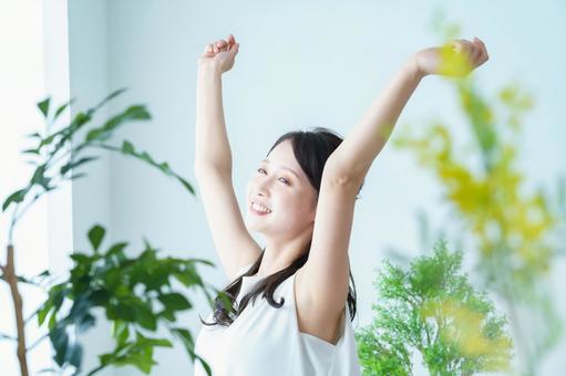 一個女人在窗邊的光中沐浴時伸了個懶腰, JPG 一個女人在窗邊的光中沐浴時伸了個懶腰, 女子, 窗口, 伸展, JPG