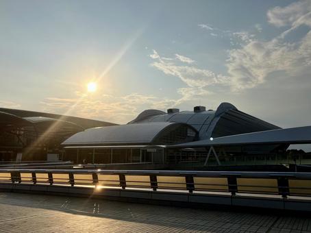 夕日と幕張メッセイベントホール 夕日と幕張メッセイベントホール 幕張メッセ,夕日,ライブ会場の写真素材