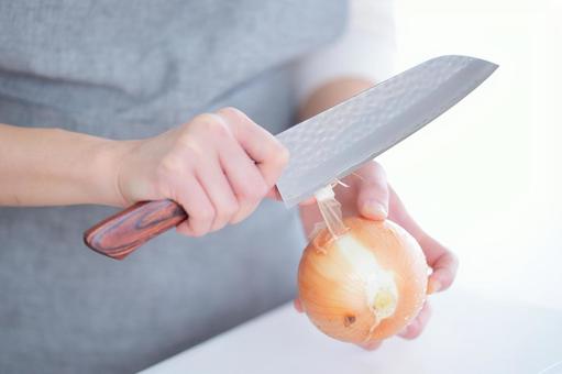 包丁で玉ネギの皮むきをしている人の手 包丁で玉ネギの皮むきをしている人の手 玉ネギ,皮むき,料理の写真素材