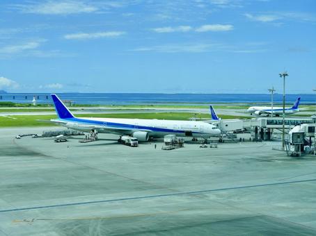 那覇空港のエプロンの風景2 那覇空港のエプロンの風景2 那覇空港,旅客機,航空機の写真素材