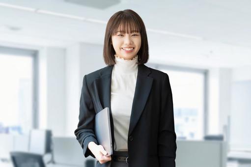 パソコンを持つ女性・ビジネスウーマン 女性,パソコン,笑顔の写真素材