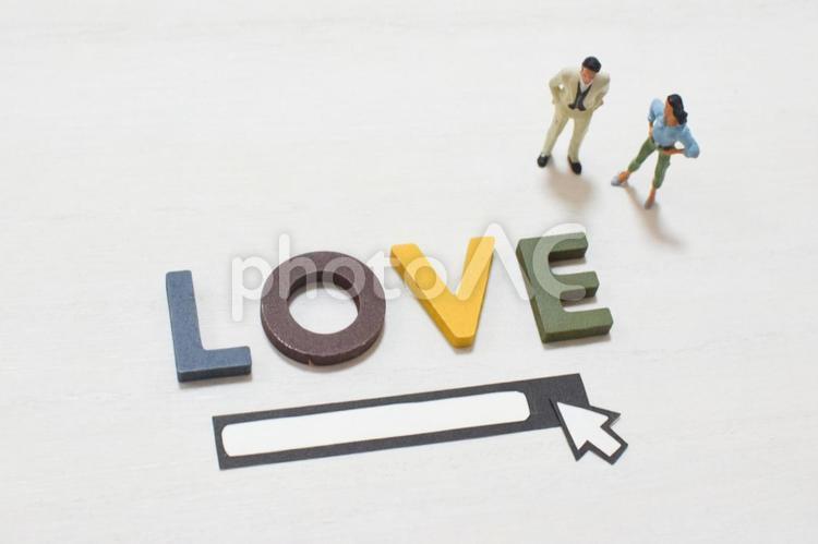 LOVEの文字と調べる男女② love,愛,文字の写真素材