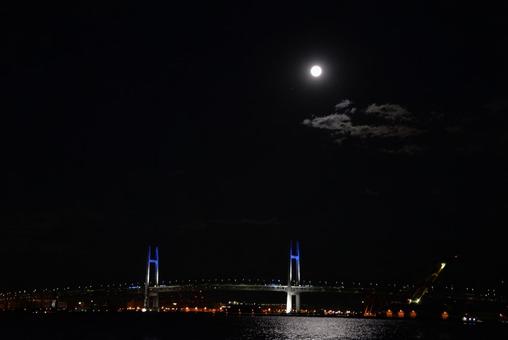 ベイブリッジと月② ベイブリッジと月②の写真