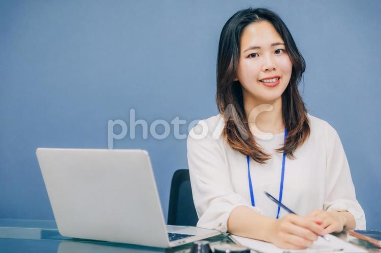 仕事をするビジネスウーマン ビジネス,働く女性,20代女性の写真素材