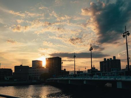 夕焼け 夕焼け 夕焼け,景色,街並みの写真素材