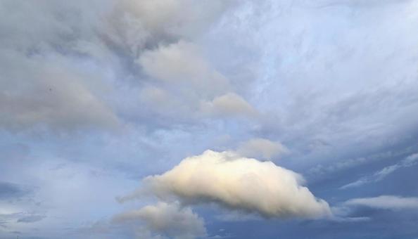 曇り空の中の白い雲 曇り空,白い雲,空の写真素材