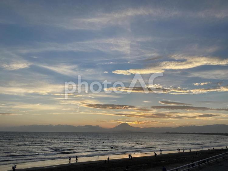 夕方の海 海,夕日,富士山の写真素材
