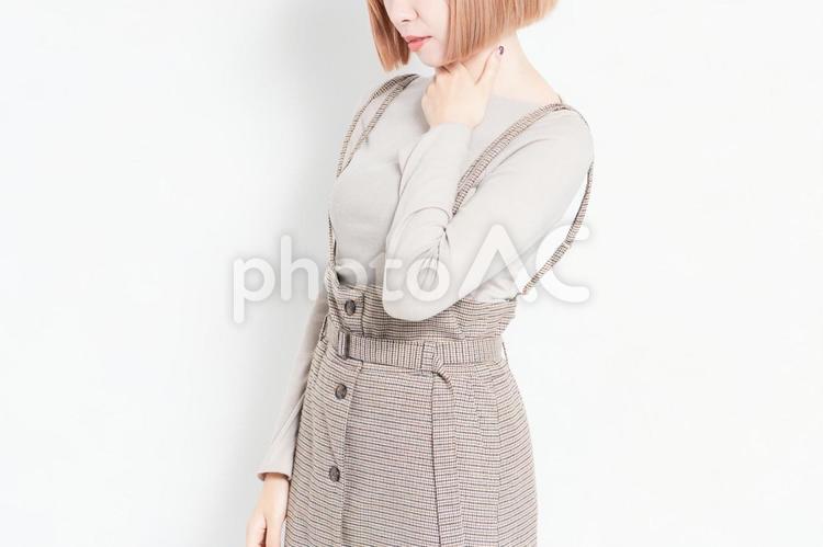 白背景の前に立って喉が痛いポーズをする若い女の子 喉,痛い,女の子の写真素材