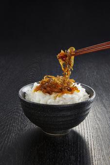 松前漬けと炊きたてのごはん 松前漬けと炊きたてのごはんの写真