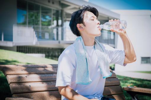 暑くて水分補給をする男性 暑くて水分補給をする男性 熱中症,水分,夏の写真素材