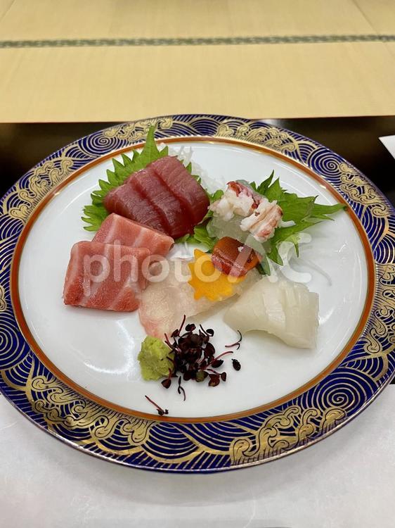 金彩の器に盛られた新鮮な刺身の盛り合わせ 刺身,刺し身,盛り合わせの写真素材