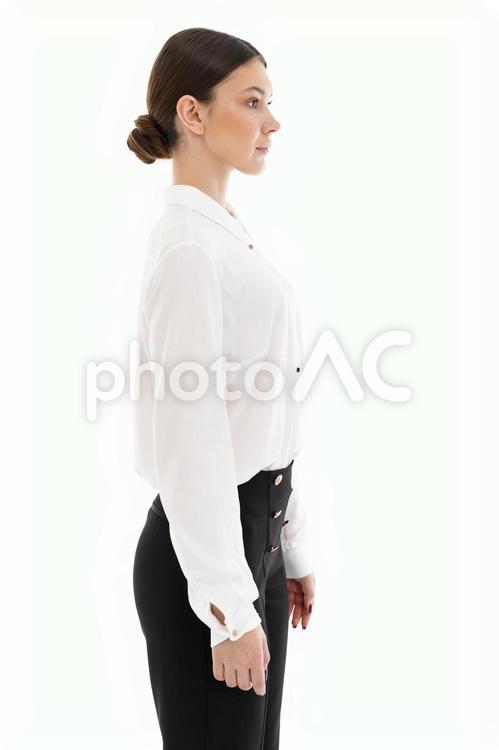 右を向くお団子ヘアの横向き女性 女性,立つ,真顔の写真素材
