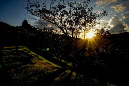 ＜五島の風景＞山の上の駐車場からの日の出 風景,夜明け,日の出の写真素材