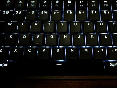 暗闇で光るハッカー向けキーボード 暗闇で光るハッカー向けキーボードの写真