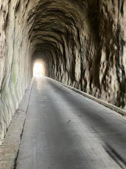 山道の古いトンネル(内部) 山道の古いトンネル(内部)の写真