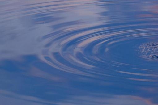 青空を映す水面と柔らかな波紋 青空を映す水面と柔らかな波紋の写真