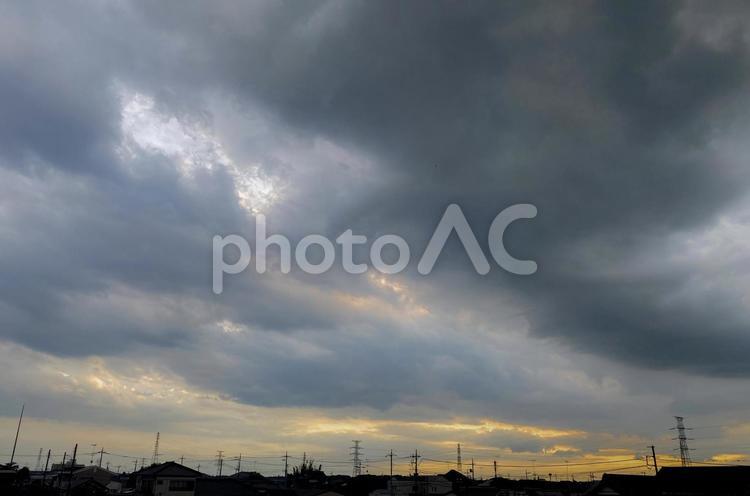 分厚い雲と夕焼け 空,雲,分厚い雲の写真素材