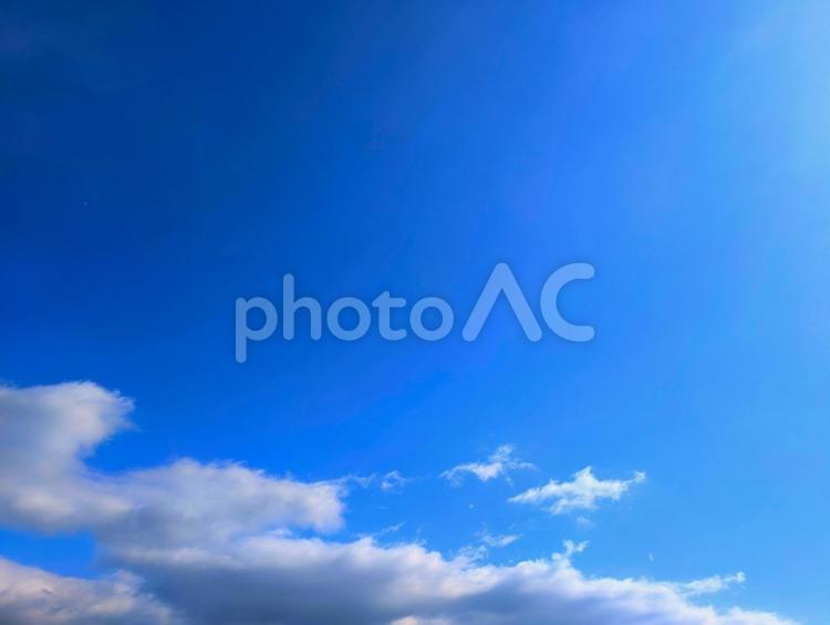 美しい青空と白い雲 ふわふわ,ふんわり,雲の写真素材