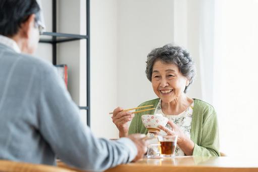 朝食を食べるシニアの夫婦 朝食を食べるシニアの夫婦 食事,食卓,シニアの写真素材