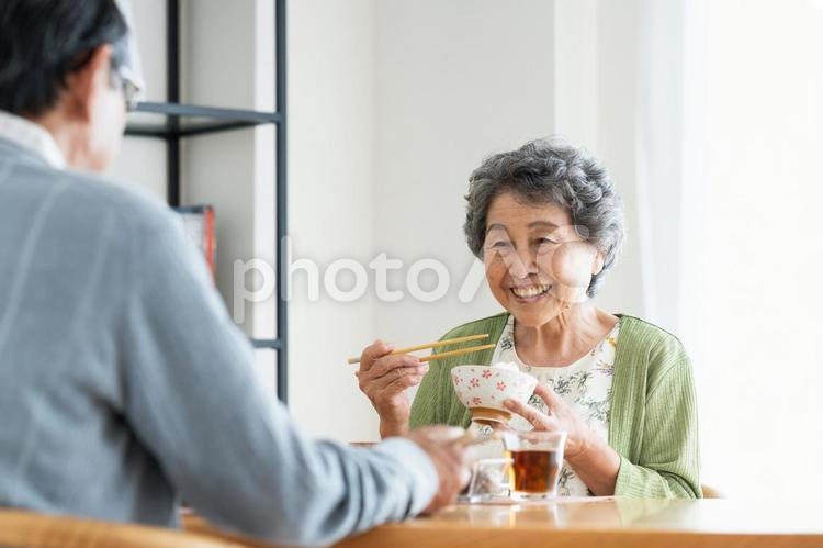 朝食を食べるシニアの夫婦 食事,食卓,シニアの写真素材