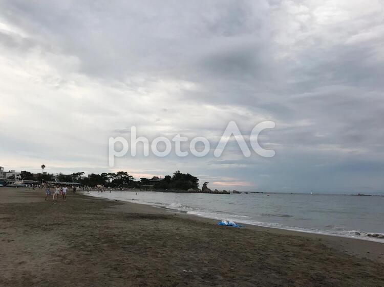 夏の終わり、雨上がりの砂浜 浜,水域,海の写真素材