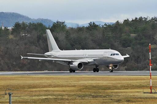 飛行機　エアバス　銀 旅客機,航空機,エンジンの写真素材