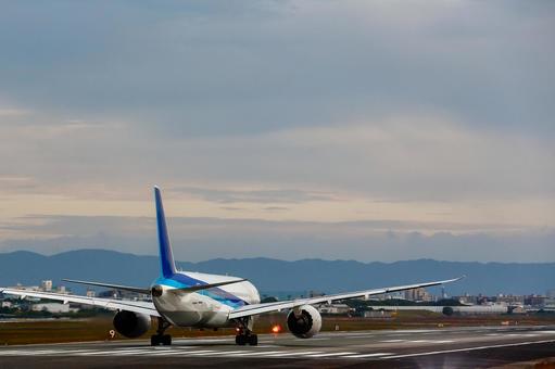 滑走路で待機する大型旅客機 滑走路で待機する大型旅客機 飛行機,旅客機,空港の写真素材