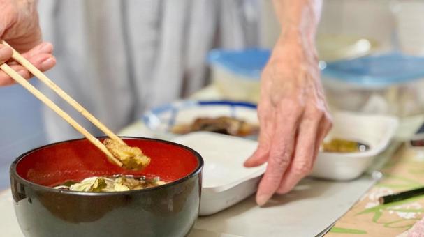 食事の準備をする高齢女性 食事の準備をする高齢女性の写真