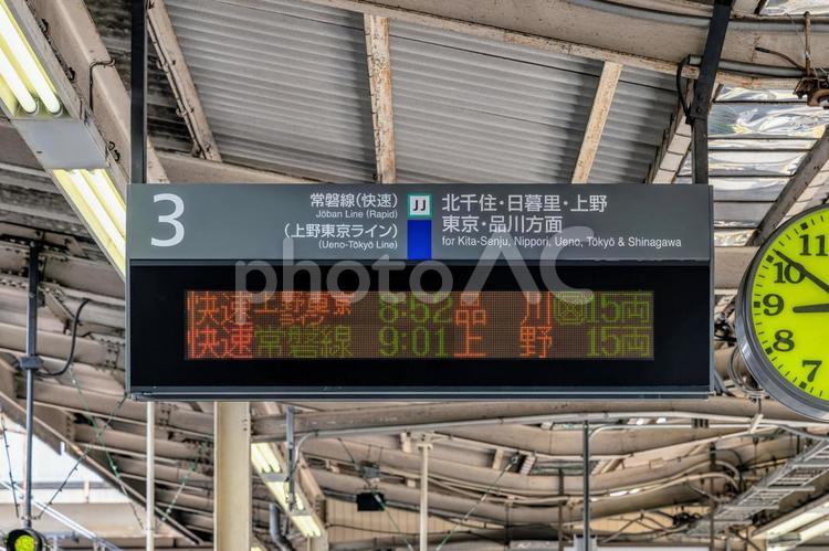 JR松戸駅 3番線発車案内 常磐線,上野東京ライン,電光掲示板の写真素材