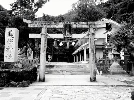 島根県-美保神社-鳥居と社号標-白黒 島根県-美保神社-鳥居と社号標-白黒の写真