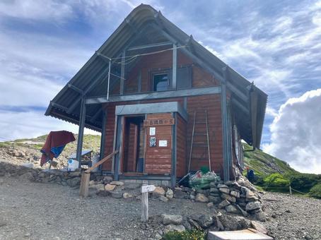 夏の悪沢岳へ登山49 中岳避難小屋 夏の悪沢岳へ登山49 中岳避難小屋の写真