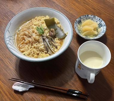 即席ラーメンに卵と刻みねぎなどの朝食 朝食,インスタントラーメン,卵の写真素材