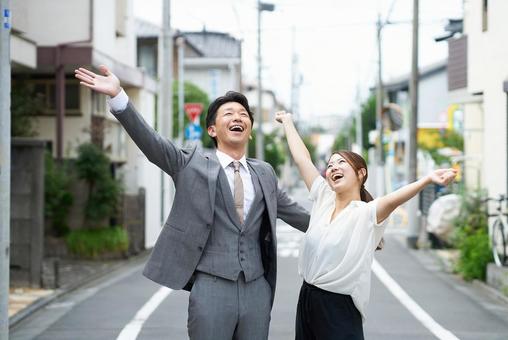 手を挙げて喜ぶ男女 手を挙げて喜ぶ男女 笑顔,嬉しい,歓喜の写真素材