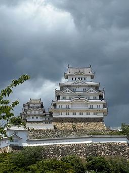 曇天の元の天守閣 曇天の元の天守閣 雲,城,姫路城の写真素材