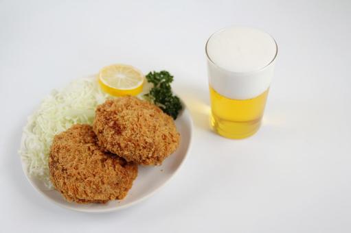 ビールとコロッケのセット ビールとコロッケのセット ビール,コロッケ,揚げ物の写真素材