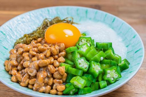 Photo, rice bowls on rice, natto, okra, 