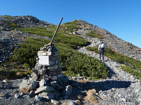 間ノ岳近くの道標 白根三山,朝,晴天の写真素材