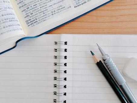 教育 ノートと英和辞典 テスト勉強 教育 ノートと英和辞典 テスト勉強 教育,勉強,学習の写真素材