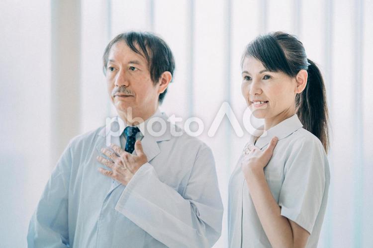 中高年の医療スタッフ（医師・看護師・マスクなし） 医療,医者,看護師の写真素材