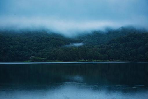 霧のかかる山 霧のかかる山の写真
